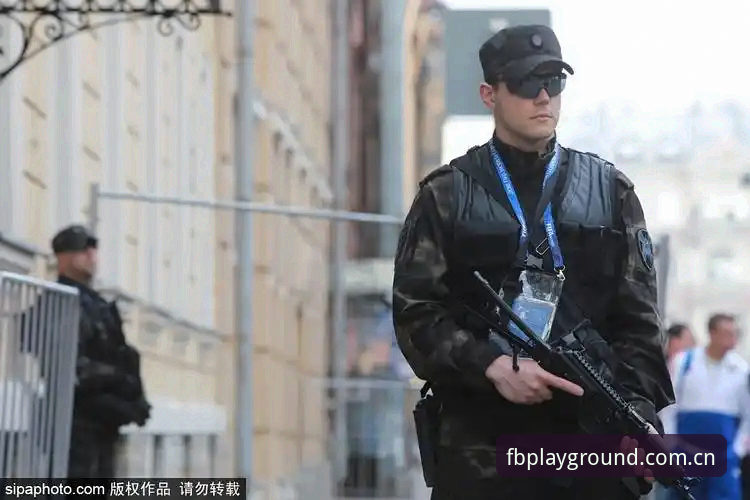 FB体育官方网址 世界杯安保策略深度分析:英警员赴美人数锐减背后的大国博弈